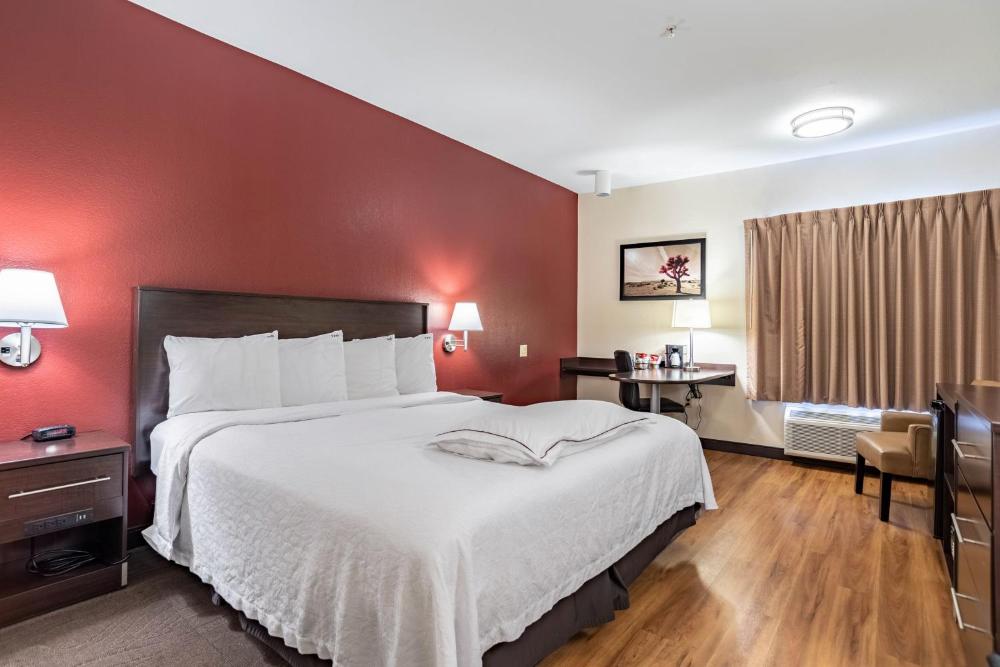Premium King Room Smoke Free (Upgraded Bedding and Snack Box) interior